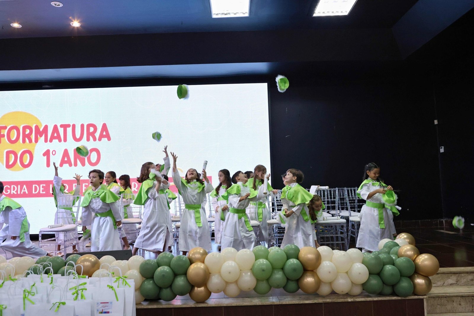Formatura comemorando